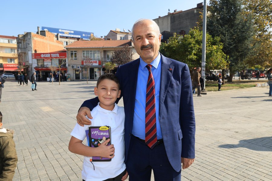 Kent Meydanı Başkan Gençlere Hediye Dağıtımı 